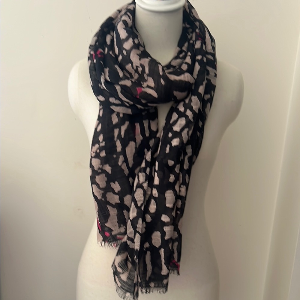 Elegant Black and Cream Scarf